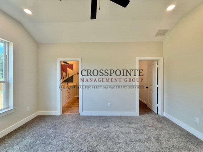Building Photo - Stunning 3 bedroom 2 bathroom Home!