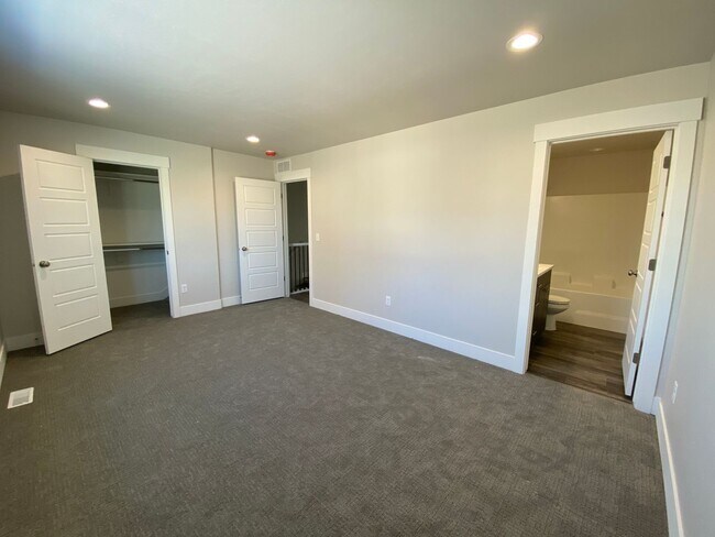 Building Photo - New Townhouse with 3 bedrooms / 2.5 bathrooms