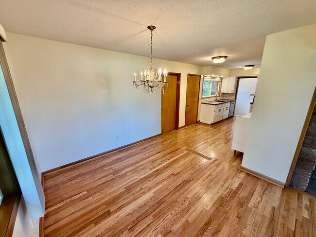 Building Photo - Spacious, Remodeled 5bd/3bath Cherry Park Home with Large Fenced Garden and Finished Basement