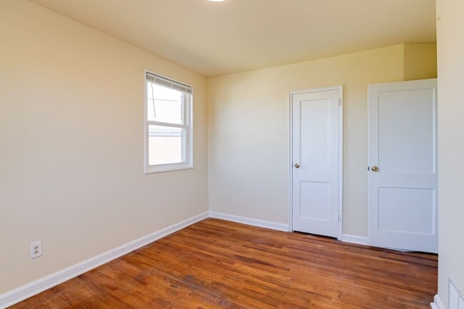 Building Photo - Charming End-Unit Townhome