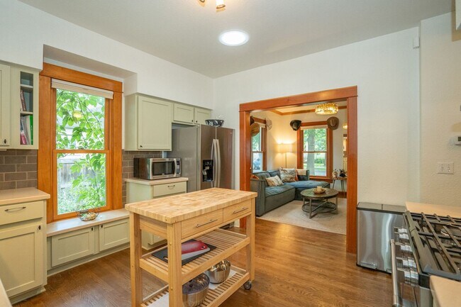 Building Photo - Charming 2-Bed, 2-Bath Loft Home in Old To...