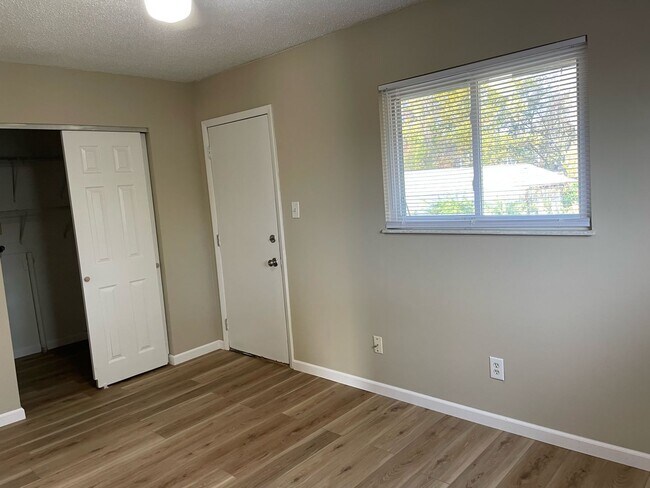 Building Photo - 309 N Lincoln Dr