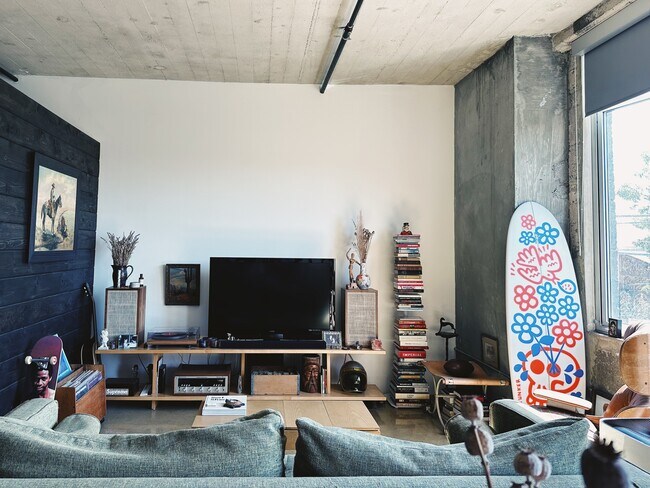 Building Photo - 825 E 4th St