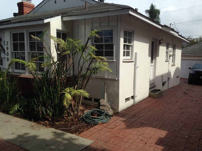 Building Photo - 2900 Palm Ave