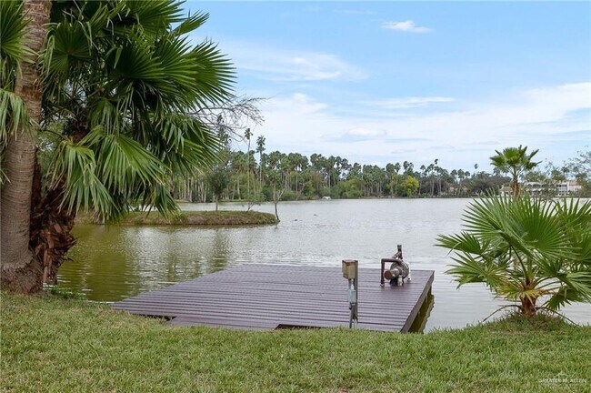 Building Photo - 2805 Lake Shore Dr