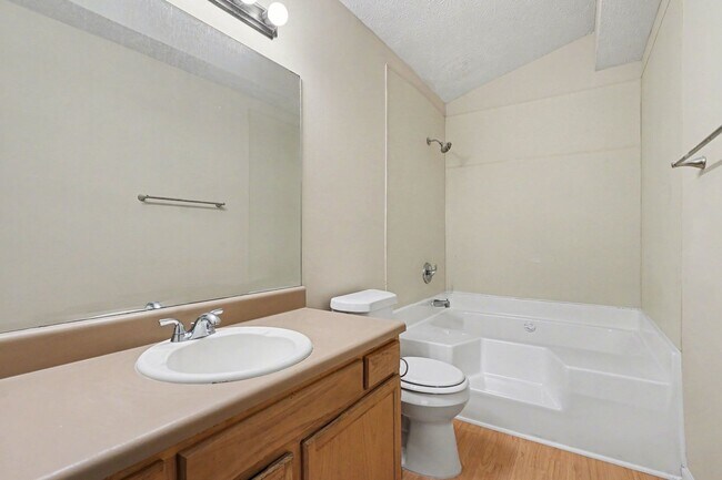 Building Photo - 3 Bedroom 2 Bath House