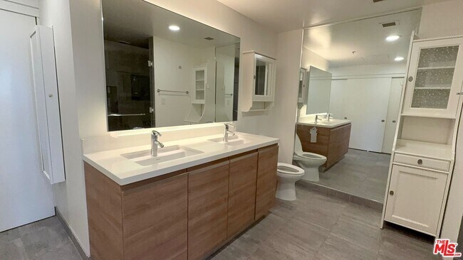 Building Photo - 3785 Wilshire Blvd