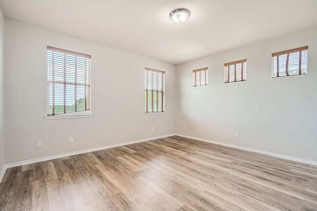 Building Photo - Beautiful home in gated community!!
