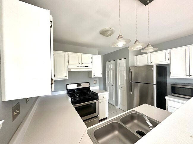 Building Photo - 719 Fieldcrest Dr