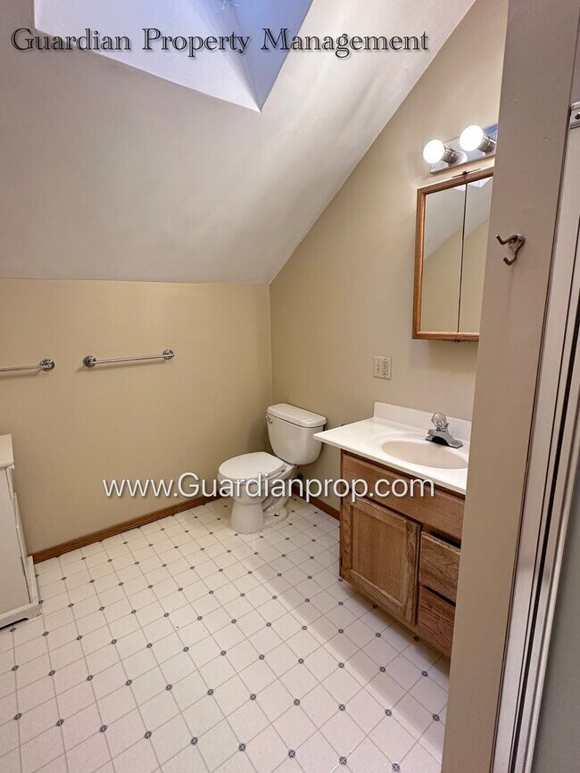 Building Photo - South Minneapolis SFH, Fenced Yard, 1 Car Garage, Dishwasher, Laundry, October Availability