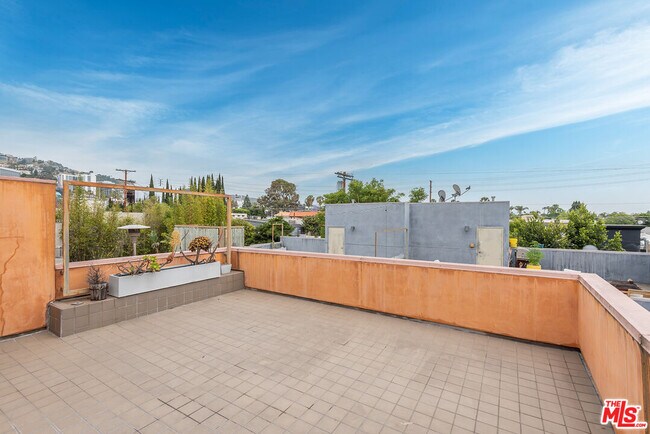 Building Photo - 900 N W Knoll Dr