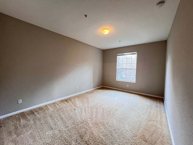 Building Photo - APARTMENT IN THE METROWEST AREA!