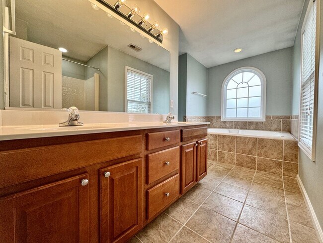 Building Photo - Beautiful 3 Bedroom Duplex by the Beach! A...