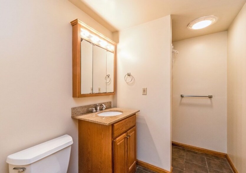 Building Photo - 996 Pleasant St