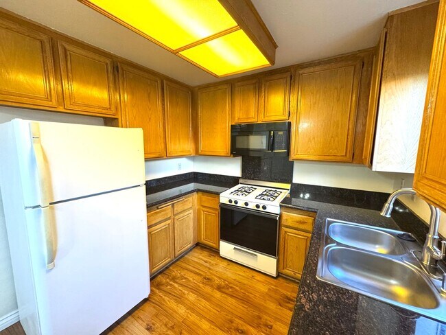 Building Photo - 12251 Moorpark St