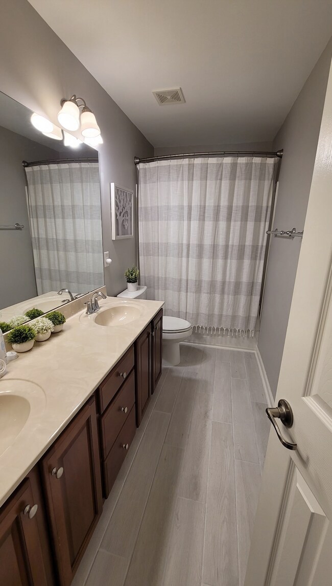 Building Photo - Charming 3-Bed Oasis with Hardwood Eleganc...