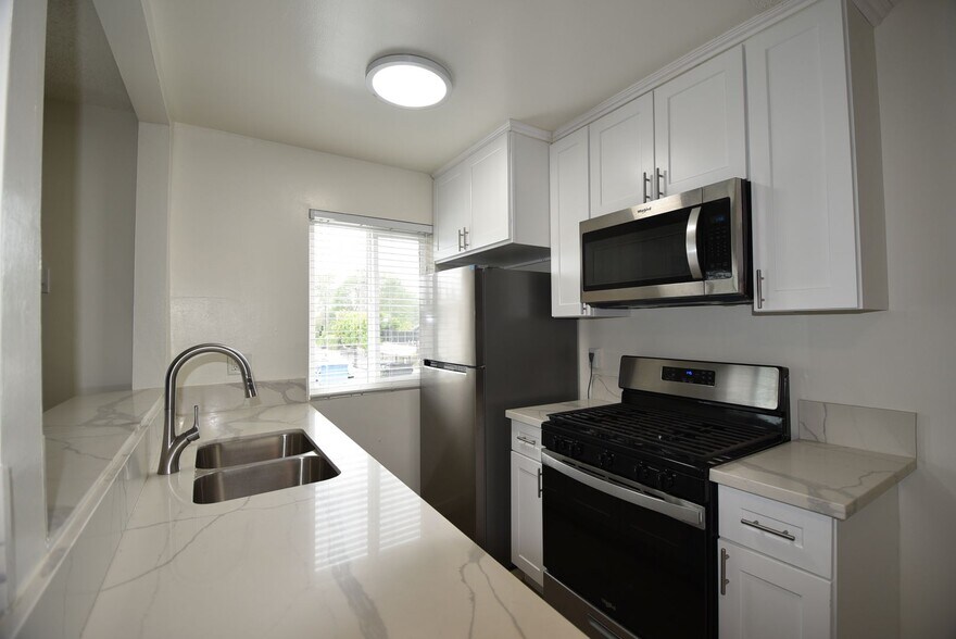 Building Photo - 12255 Burbank Blvd