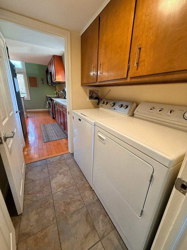 Building Photo - 3 Bed 2.5 Bath Home for Rent, 3.25 Wooded Acres, Oconomowoc Area Schools