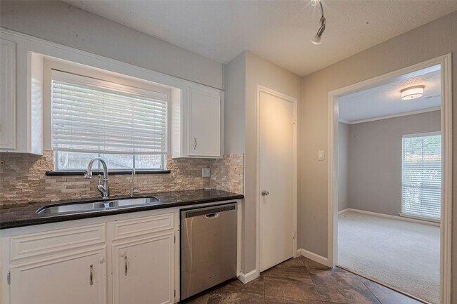 Building Photo - 927 Carlingford Ln