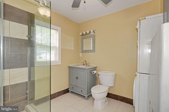 Building Photo - Welcome to this 4 bedroom 2 bath home in the Crabtree section of Levittown.