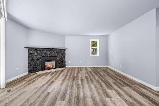Building Photo - Large Remodeled 2bd, 1ba Condo Available i...