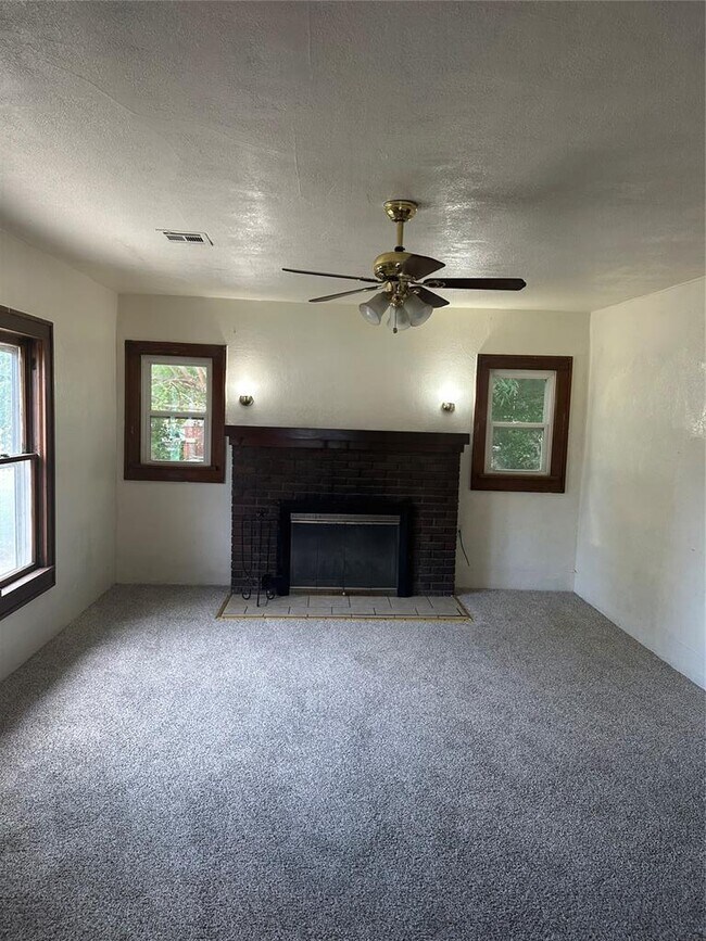 Building Photo - 815 Sunset Dr