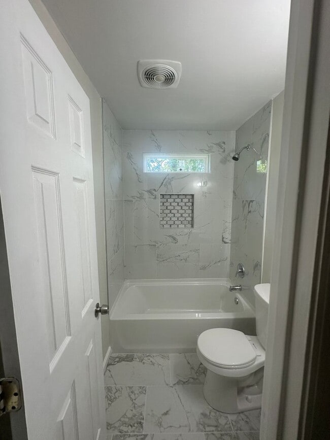 Building Photo - Charming home Close to VSU