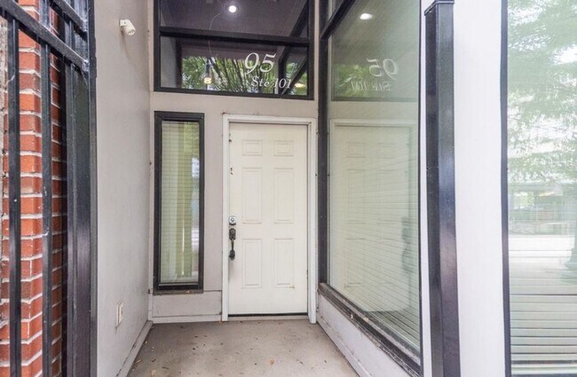 Building Photo - Modern Downtown Memphis Condo with Prime Location