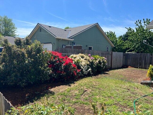 Building Photo - Newly updated 3-bedroom, 2-bathroom duplex with a garage!  $500 OFF YOUR FIRST MONTH'S RENT!