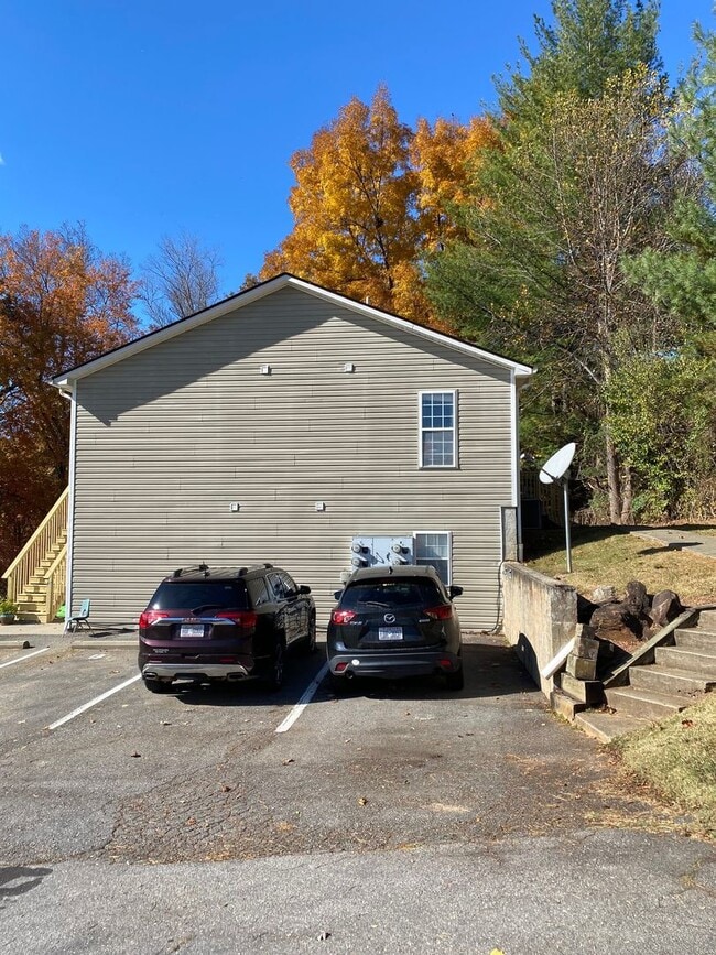 Building Photo - Candler - Two Bedroom updated apartment