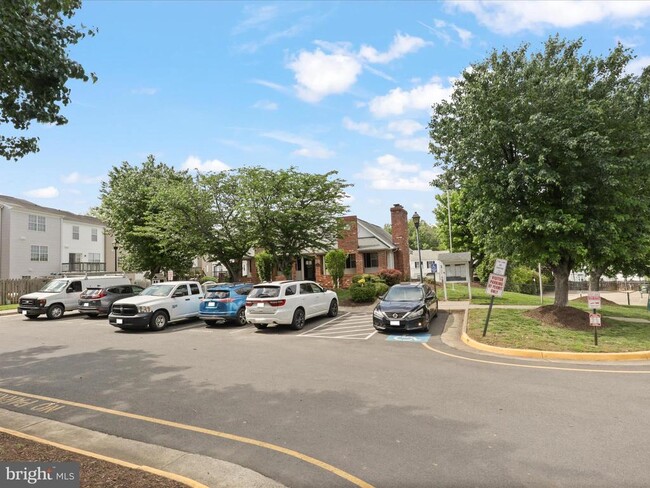 Building Photo - 303 Mayfair Pl