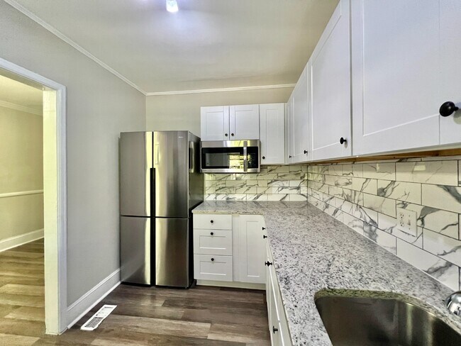 Building Photo - Freshly Painted Elizabeth Townhome