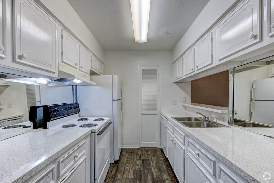 2BR, 1 1/2BA - 992SF - Kitchen - Pont Alba