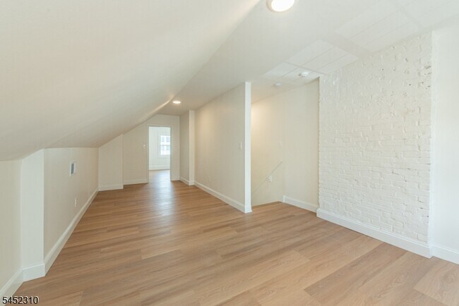 Building Photo - 160 Bloomfield Ave