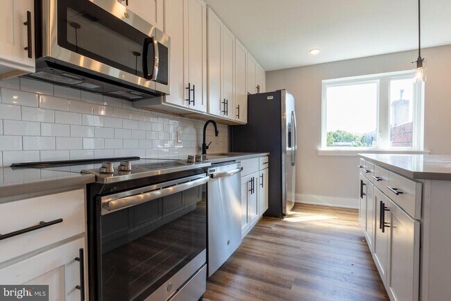 Building Photo - 3965 Lancaster Ave