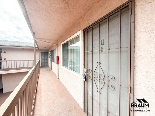 Building Photo - 221 W Elm Ave