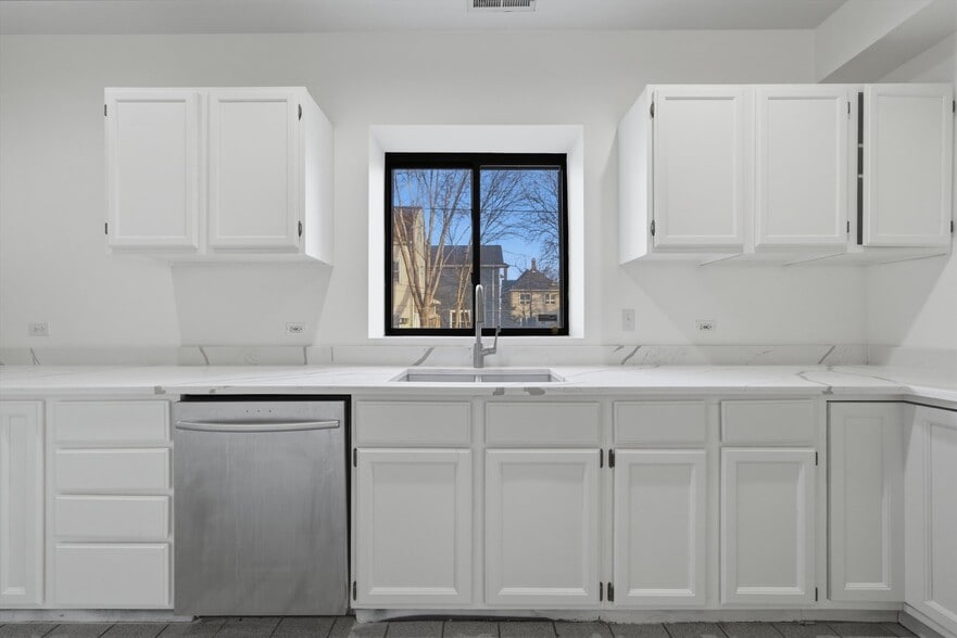 Building Photo - 4537 N Greenview Ave