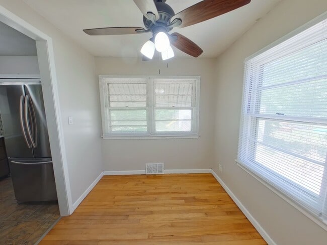 Building Photo - 1027 N Old Manor Rd