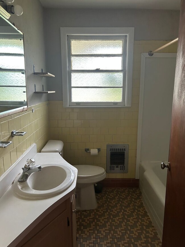 Building Photo - Cozy home