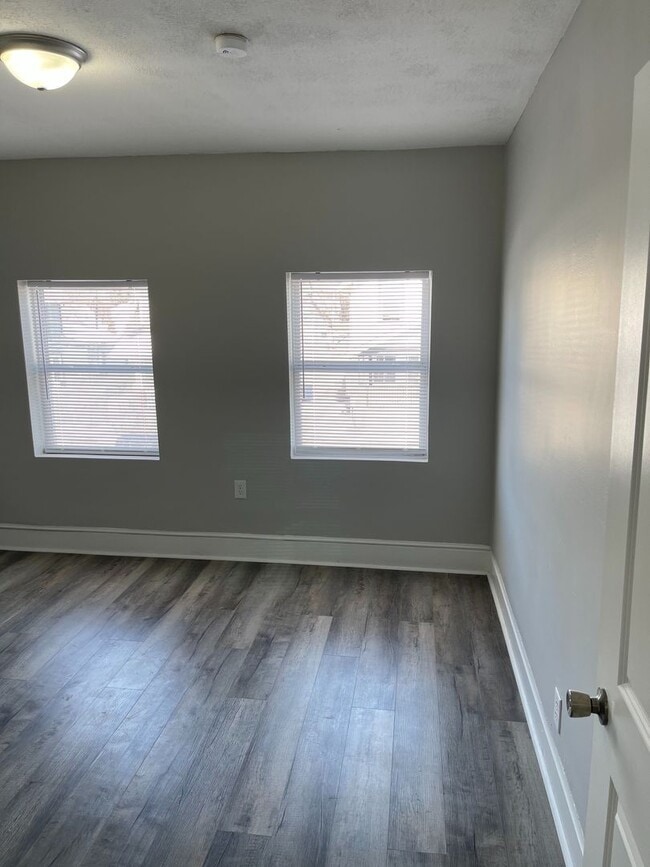 Building Photo - 117-119 Innis