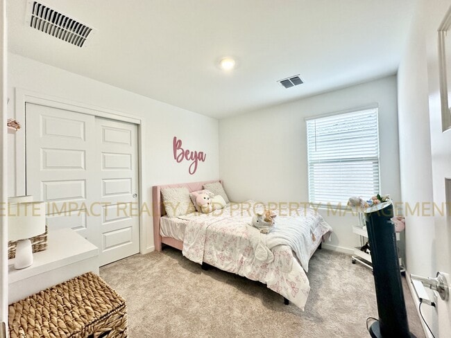 Building Photo - 7064 W Vineridge Dr