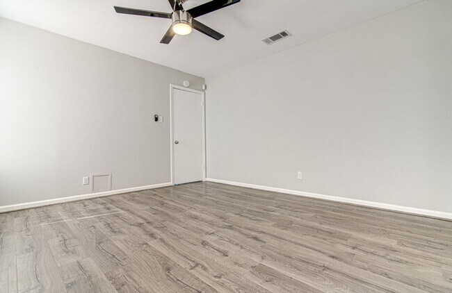 Building Photo - 1605 Dale Cove