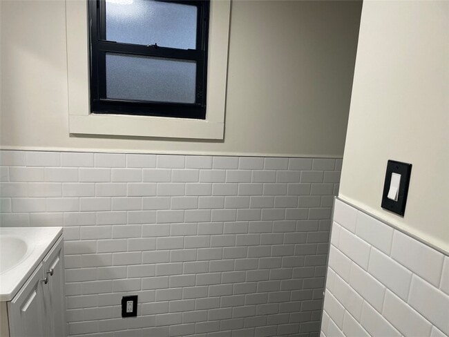 Building Photo - 50 Schubert St