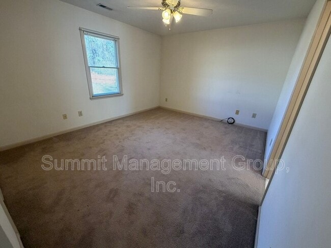 Building Photo - 2405 Twin Creek Ct SW