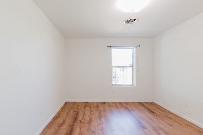 Building Photo - 2 Bedroom, 2 Bath Townhouse