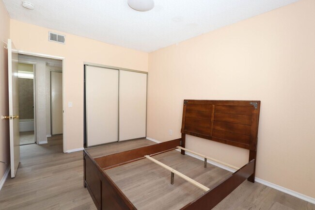 Building Photo - **24210 Sylvan Glen Rd #F Diamond Bar** 2 bedroom 2 bath Townhouse !!