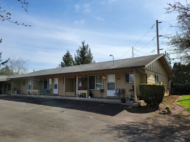 Building Photo - Rent Special: 1/2 Off July's Rent!! Ground Level 1 Bedroom 1 Bath W/ AC