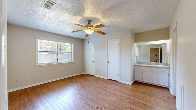 Building Photo - 2812 Adrienne Dr