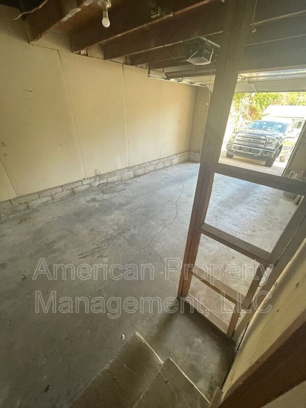 Building Photo - 1110 N Hickory Ave