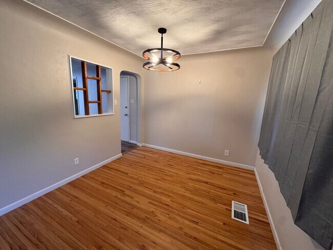 Building Photo - Beautiful 3 bedroom 2 bath home.